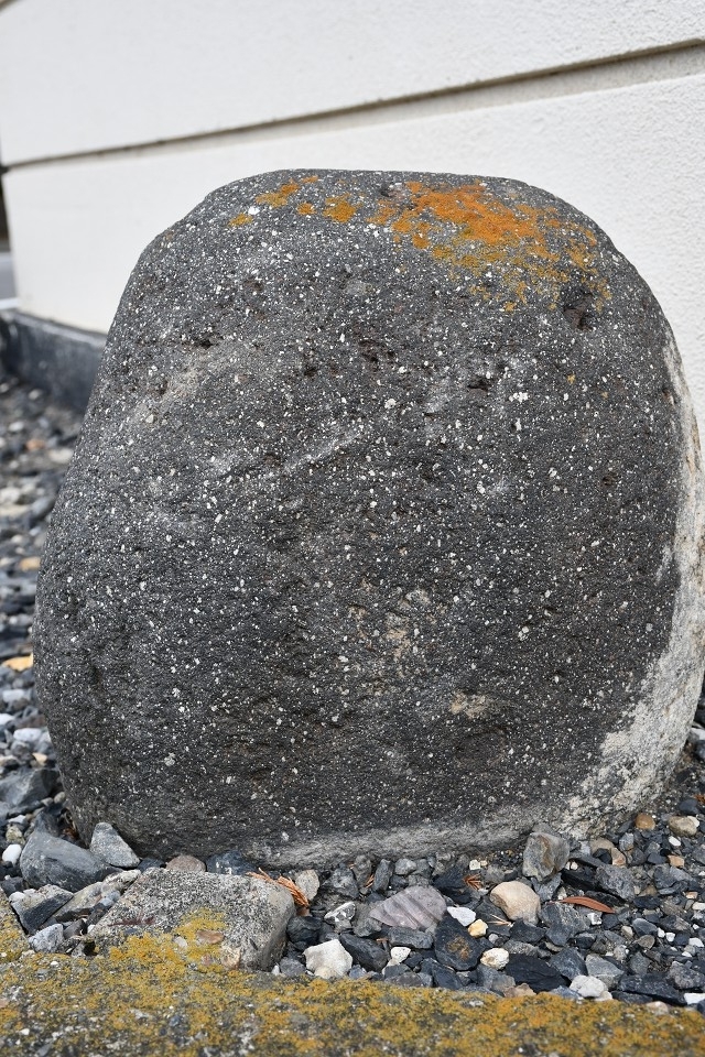 吉川市高久　密厳院　塀の外の石