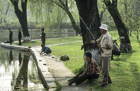 池の釣り人たち