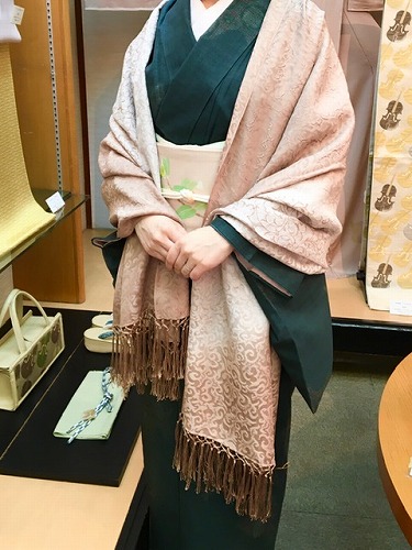 神戸・元町の着物専門店 丸太やの情景 【衿秀】春に羽織りたい正絹ショール