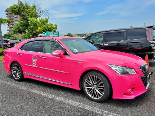 西尾交通のピンクのタクシー
