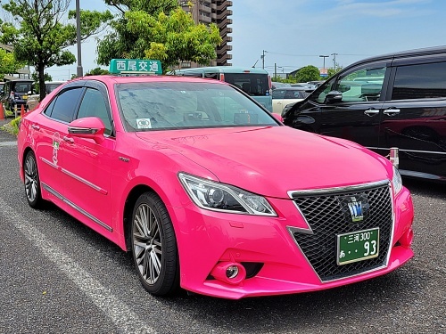 西尾交通のピンクのタクシー