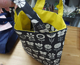 花ボーダーのコットンで作ったバッグ