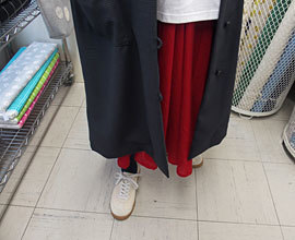 ウールポリエステルのコートと赤いスカート