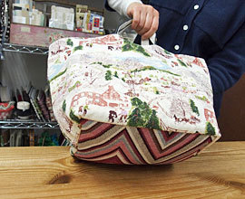グランマ・モーゼスの布で作ったバッグ